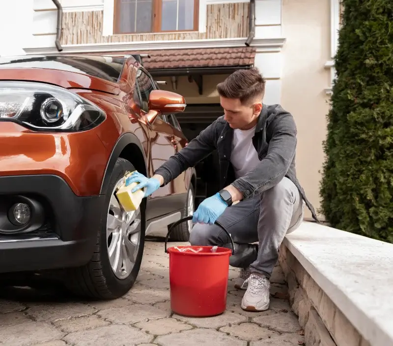 Lavage auto à domicile Saint-Loup-des-Vignes : professionnel intervenant sur un véhicule